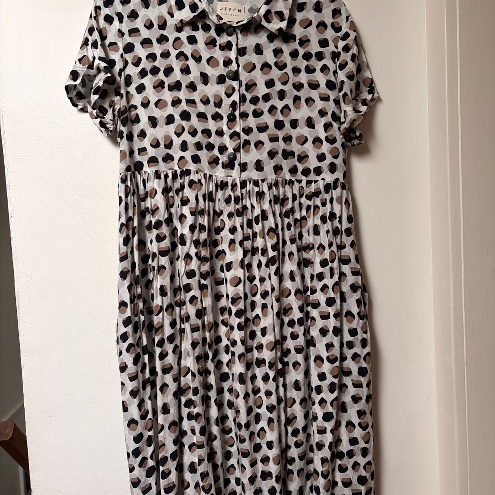 Chic Leopard Print Button-Up Midi Dress